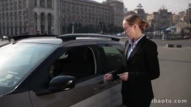 严肃的年轻女商人戴着时髦的眼镜和正装，打开车门，进入汽车，女商人调整汽车